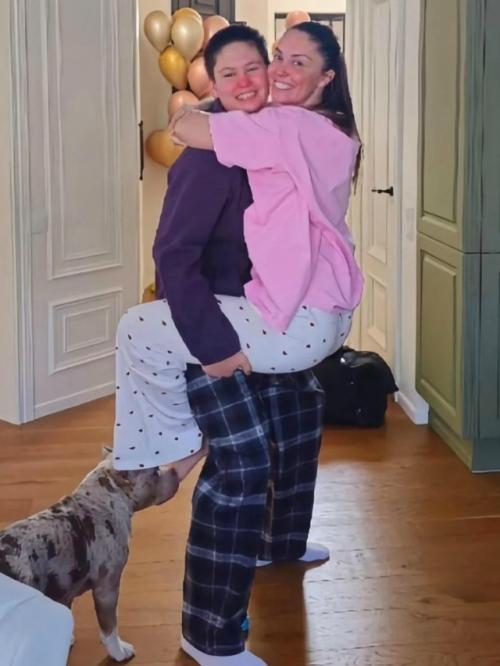 Агата муцениеце, актриса, вызвала массу негативных отзывов после того, как обняла своего сына Тимофея, запрыгнув к нему на руки. 02