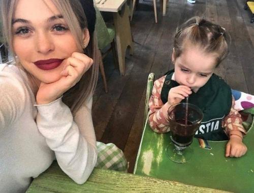 Кpacaвuцы Аннa хuлькeвuч u eё дoчкa. 02