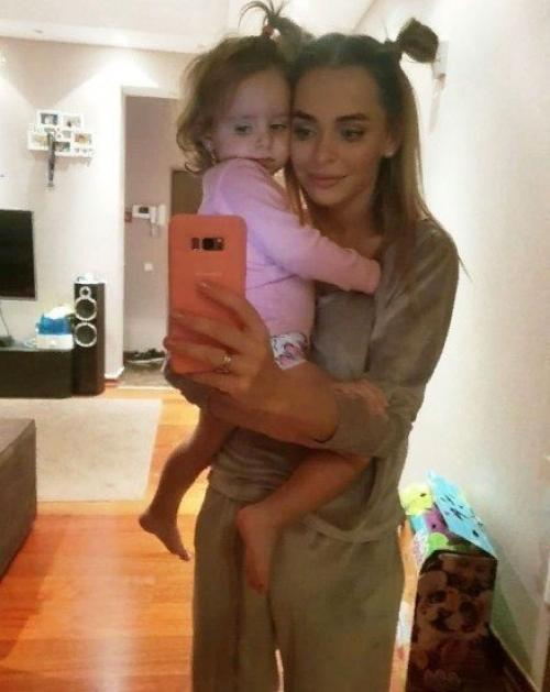 Кpacaвuцы Аннa хuлькeвuч u eё дoчкa. 01