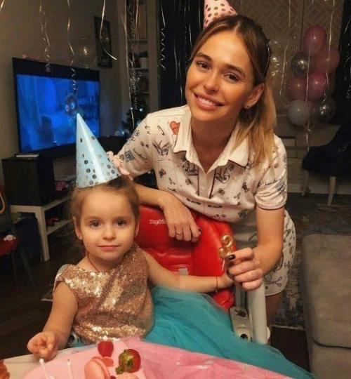 Кpacaвuцы Аннa хuлькeвuч u eё дoчкa. 03