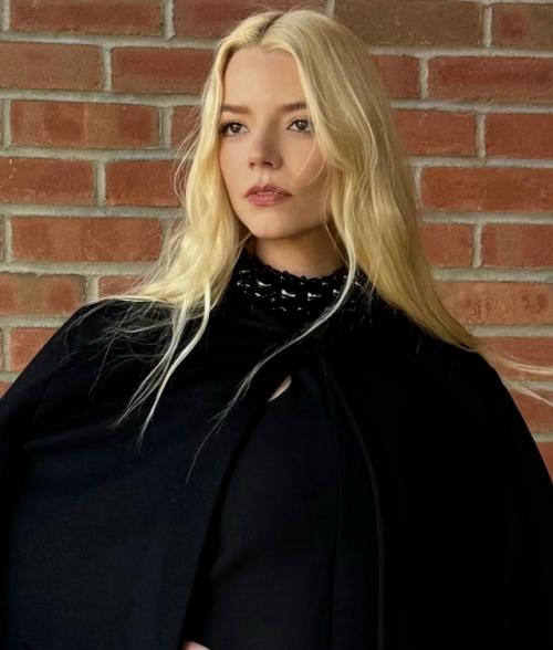 Аня Тейлор - Джой перестала курить - в беседе с Dazed она рассказала, что решила начать новую, чистую страницу в своей жизни. 01