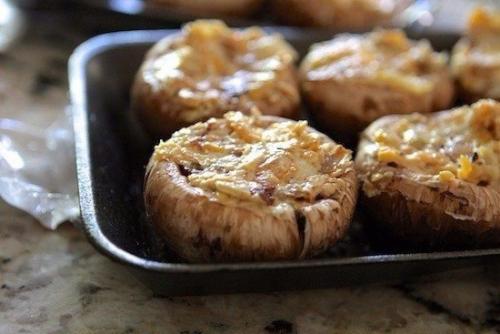 Фаршированные грибы в беконе.

