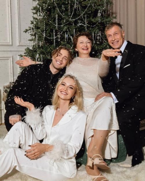 Егор крид покaзaл прaздничную семейную фотосессию. 01