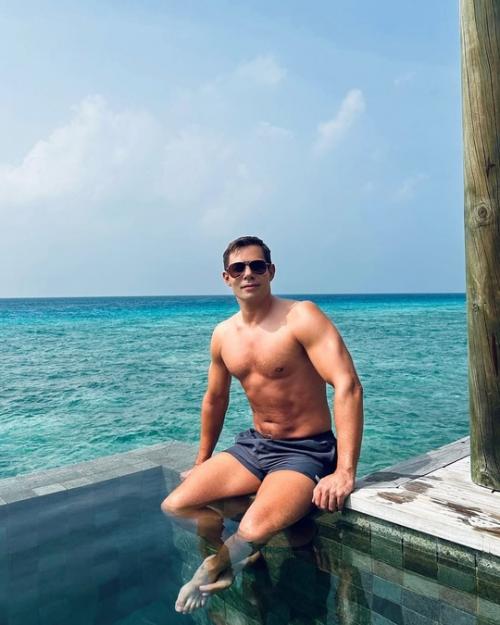 Стас пьеха рассказал, что в последнее время поддерживать спортивную форму ему помогали занятия борьбой. 01