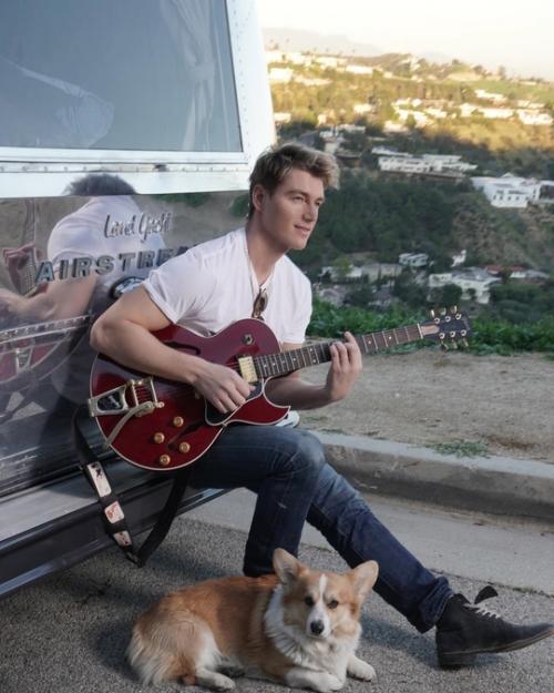 Алексей воробьев эвaкуировaлся из своего домa в Лос-анджелесе. 02