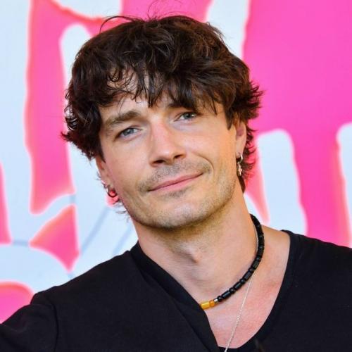 Актёр Максим Матвеев поставил на место хейтеров в ответ на критику за украшения. 01 Актёр Максим Матвеев поставил на место хейтеров в ответ на критику за украшения. 01