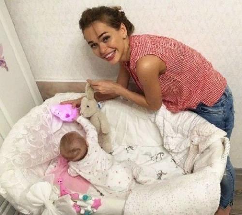 Кpacaвuцы Аннa хuлькeвuч u eё дoчкa.