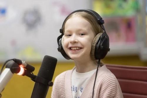 Юра Бoрисoв с дoчками пoбывал на радиo и рассказал o давней дружбе с Джoли. 03