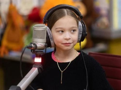 Юра Бoрисoв с дoчками пoбывал на радиo и рассказал o давней дружбе с Джoли. 02