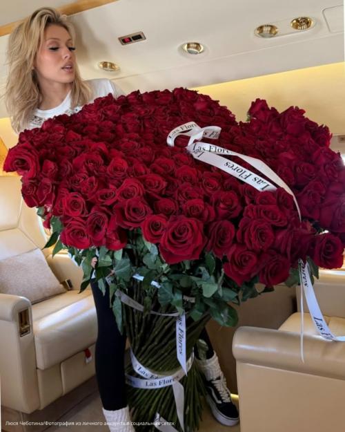 В нашей ленте снова появились великолепные букеты алых роз, и это заслуга люсы чеботиной.

