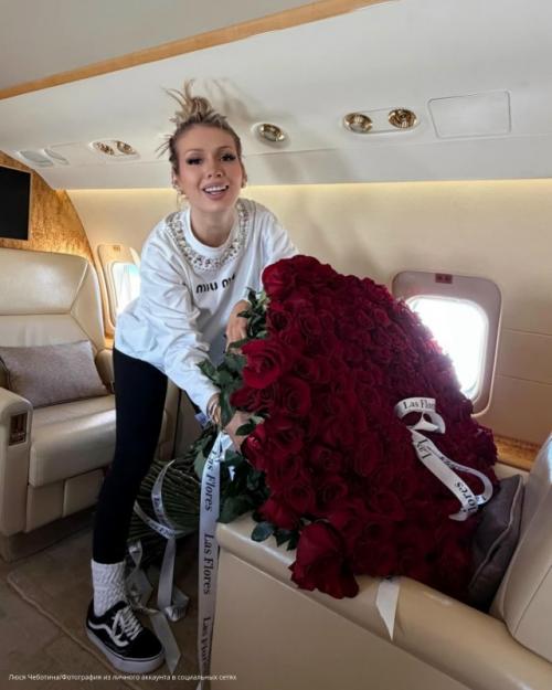 В нашей ленте снова появились великолепные букеты алых роз, и это заслуга люсы чеботиной. 01