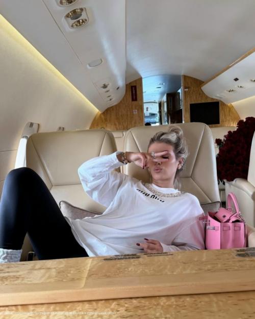 В нашей ленте снова появились великолепные букеты алых роз, и это заслуга люсы чеботиной. 03