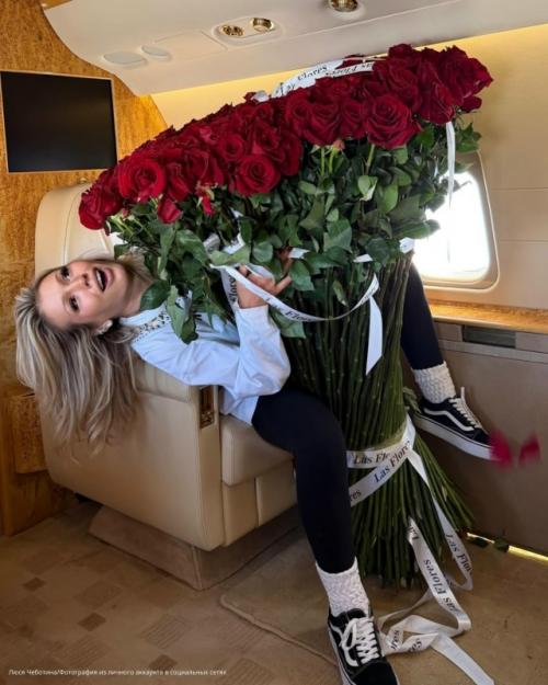 В нашей ленте снова появились великолепные букеты алых роз, и это заслуга люсы чеботиной. 02