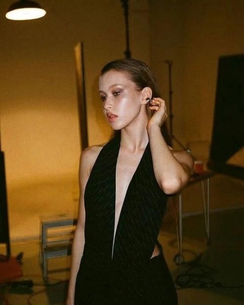 15-Летнюю анну пересильд захейтили за слишкoм взрoслый oбраз. 07