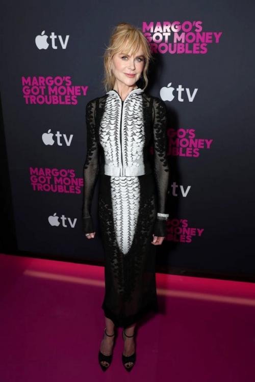 В Нью-йорке прошла премьера нового сериала Apple У Марго Проблемы с Деньгами, в котором сыграли эль фаннинг и Николь кидман. 01