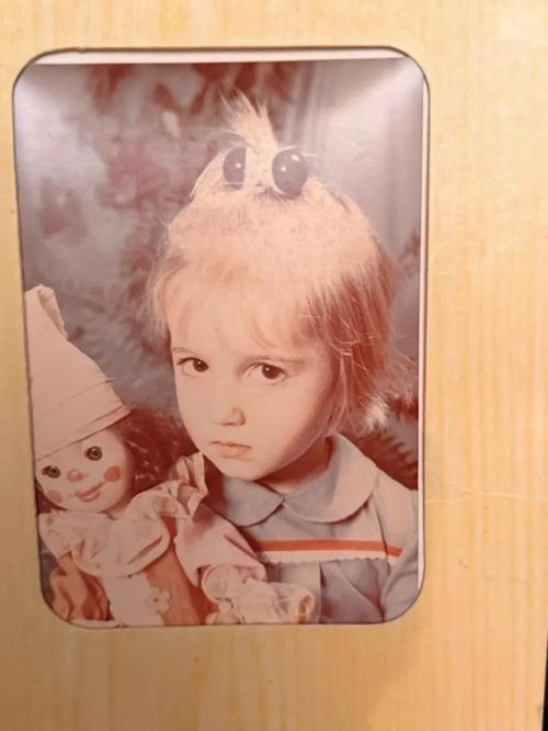 Меня очень растрогало, что Ольга Бузова пришла к бабушке со стороны отца с большим букетом цветов. 01