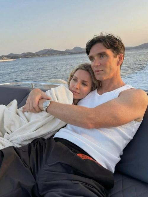 После многолетнего успеха Острых Козырьков СМИ заговорили о романе аннабелль уоллис и Киллиана Мерфи, но актёр быстро это опроверг: 01