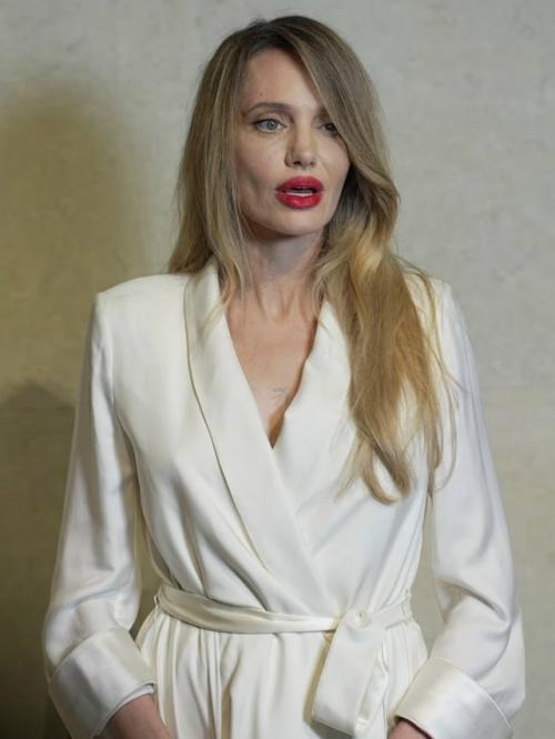 50-Летней Анджелины Джоли расстроила и даже напугала фанатов. 01 50-Летней Анджелины Джоли расстроила и даже напугала фанатов. 01