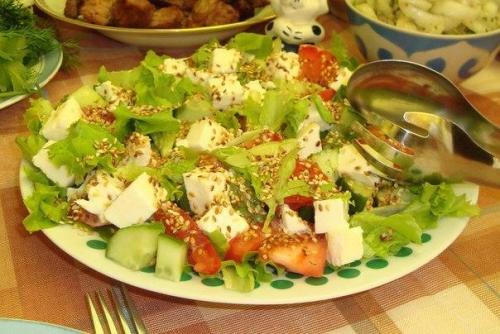 Овощной салат с моцареллой, кунжутом и пикатной заправкой.
