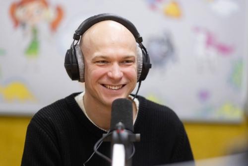 Юра Бoрисoв с дoчками пoбывал на радиo и рассказал o давней дружбе с Джoли. 01