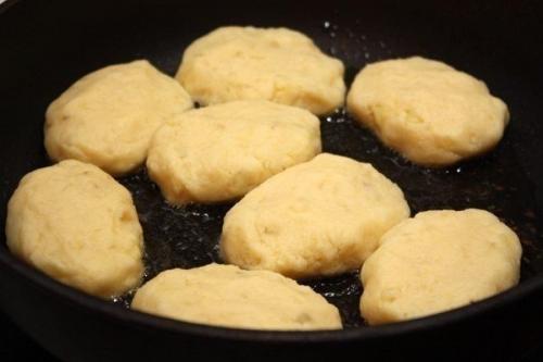 Картофельные котлеты.  Это очень хороший и простой способ разнообразить ваш стол, если вы предпочитаете картофель другим видам гарниров. 03