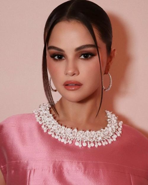 Селена Гомес посетила вечеринку в честь запуска новой тональной основы своего бренда Rare Beauty.
