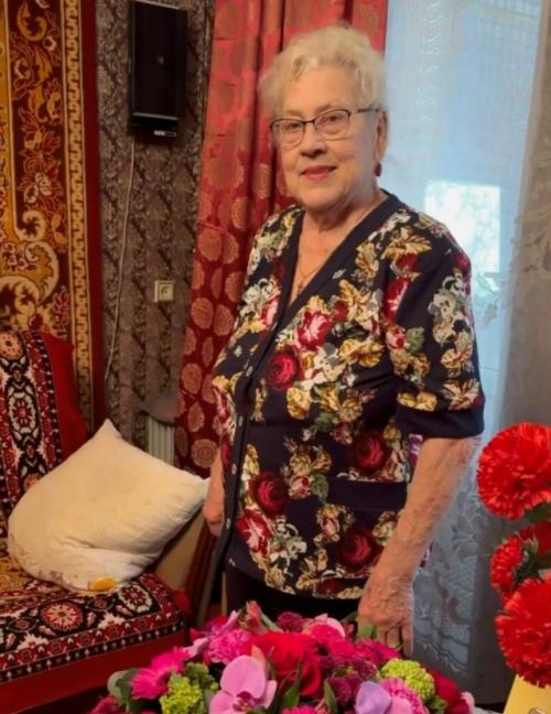 Меня очень растрогало, что Ольга Бузова пришла к бабушке со стороны отца с большим букетом цветов. 03