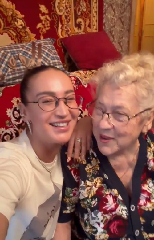 Меня очень растрогало, что Ольга Бузова пришла к бабушке со стороны отца с большим букетом цветов. 04