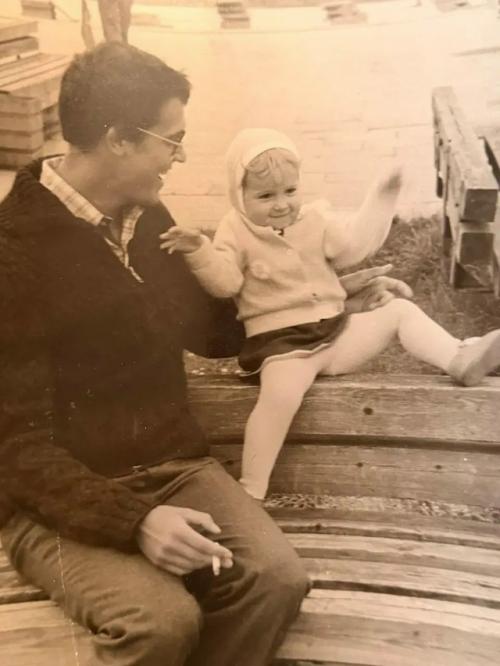 Меня очень растрогало, что Ольга Бузова пришла к бабушке со стороны отца с большим букетом цветов. 02