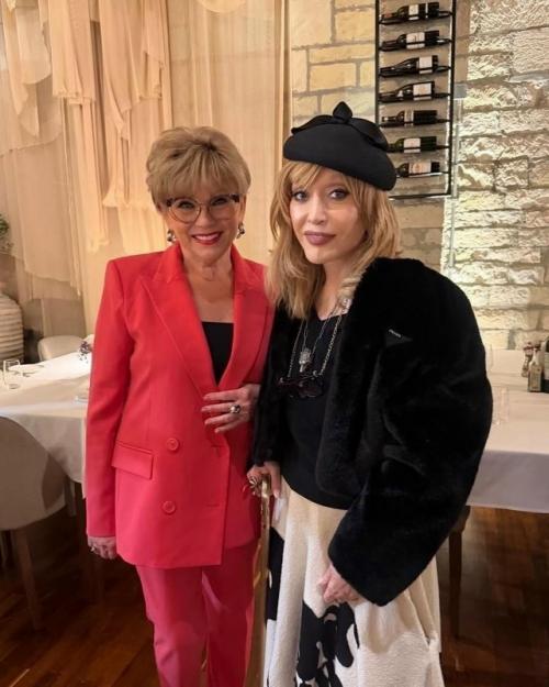 В лимасоле 76-летняя Алла Пугачёва прогулялась в шубе Prada и тёмном берете - настоящий пример элегантности для всех нас.  