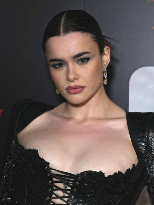 Барби Феррейра произвела фурор на презентации своего нового проекта, представ перед камерами в невероятно притягательном и мрачном образе.

