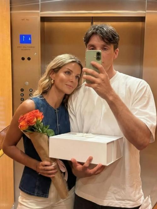 После многолетнего успеха Острых Козырьков СМИ заговорили о романе аннабелль уоллис и Киллиана Мерфи, но актёр быстро это опроверг: 02