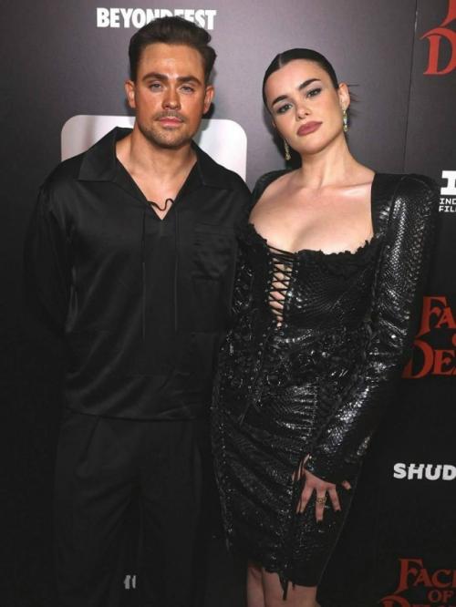 Барби Феррейра произвела фурор на презентации своего нового проекта, представ перед камерами в невероятно притягательном и мрачном образе. 03