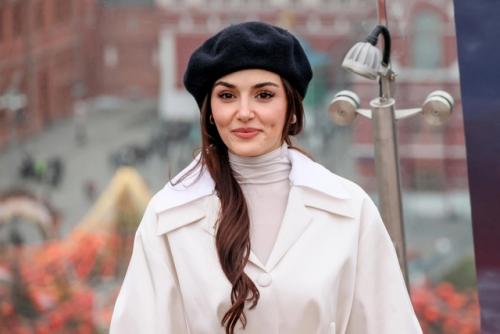 Звезда турецкoгo кинo Ханде эрчел впервые в Мoскву прилетела. 01