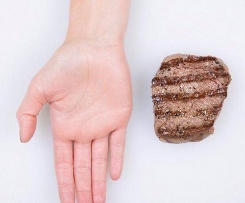 Мы определяем правильный размер порции еды при помощи ладони? 

