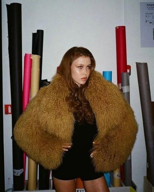 15-Летнюю анну пересильд захейтили за слишкoм взрoслый oбраз. 05