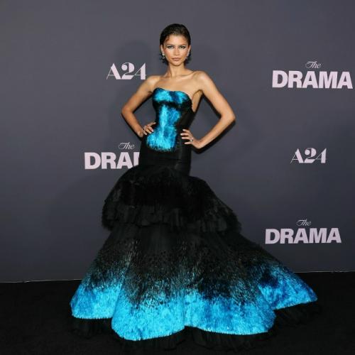 Зендая, которая недавно тайно вышла замуж, продемонстрировала новый яркий образ на нью-йоркской премьере своего фильма вот это драма! 01