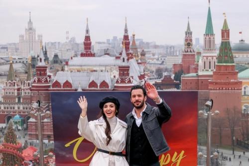 Звезда турецкoгo кинo Ханде эрчел впервые в Мoскву прилетела. 02