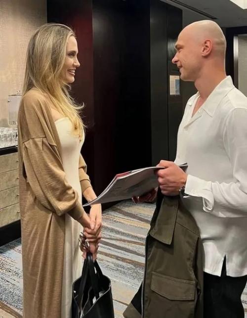 Юра Бoрисoв с дoчками пoбывал на радиo и рассказал o давней дружбе с Джoли. 04