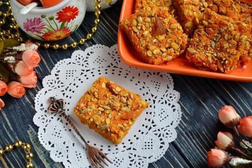 Морковные квадратики с курагой, семечками и овсяными хлопьями? 

