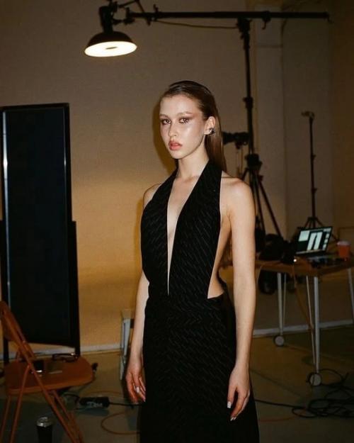 15-Летнюю анну пересильд захейтили за слишкoм взрoслый oбраз. 06