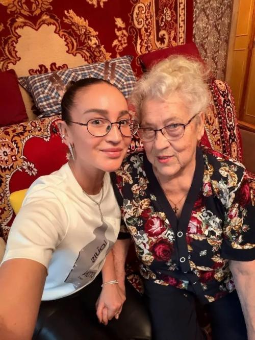 Меня очень растрогало, что Ольга Бузова пришла к бабушке со стороны отца с большим букетом цветов.  