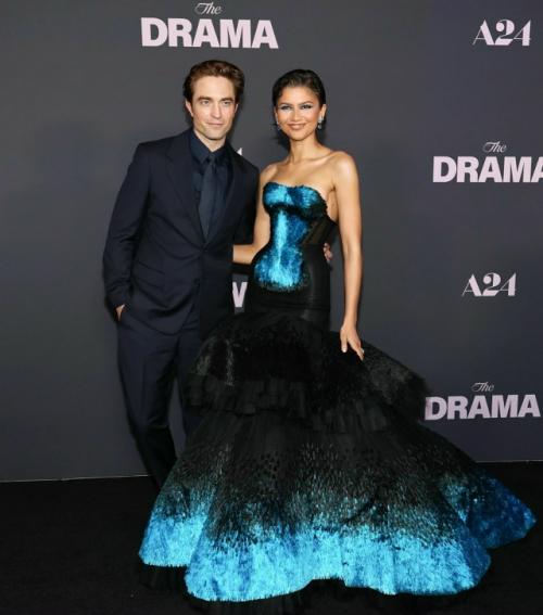 Зендая, которая недавно тайно вышла замуж, продемонстрировала новый яркий образ на нью-йоркской премьере своего фильма вот это драма! 02