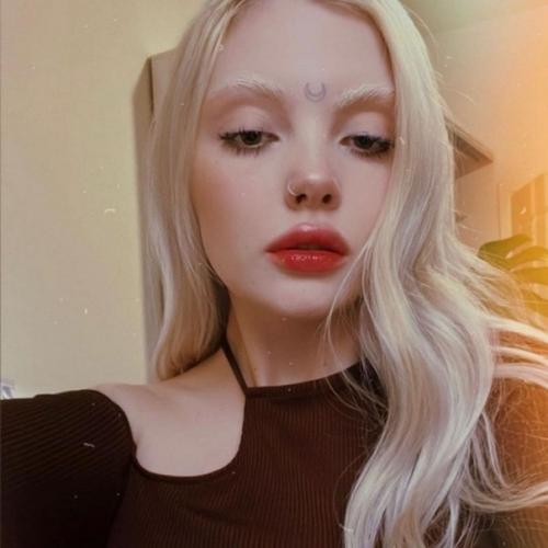 Блогерша Даша Каплан столкнулась с серьезными проблемами после операции по удалению части желудка. 03