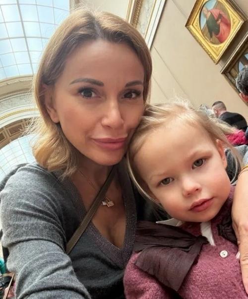 Ольга Орлова поделилась, что сейчас у неё сложный этап: её трехлетняя дочь Анна переживает период упрямства и капризов. 01