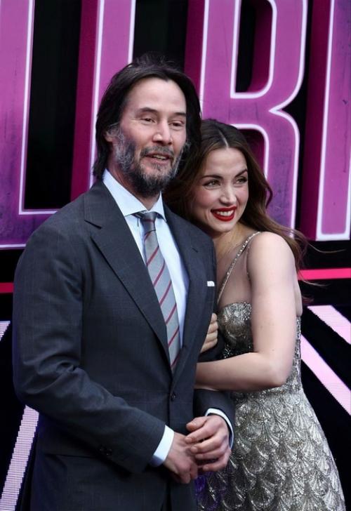 Ана де Армас и киану ривз посетили премьеру фильма Балерина. 01