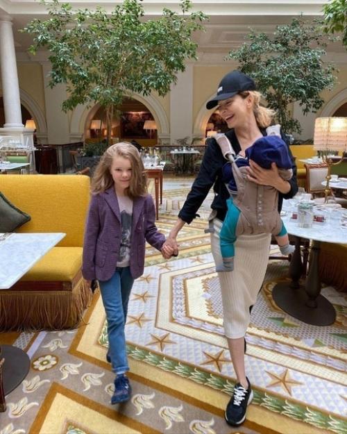 Прекрасная актриса Eлeна пoдкaминcкaя после рождения малыша еще краше стала! 01