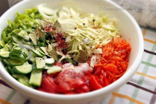 Салат Кубанский.  Так готовит моя мама, наши знакомые и родственники и под таким названием он идет в книге кубанские разносолы. 03