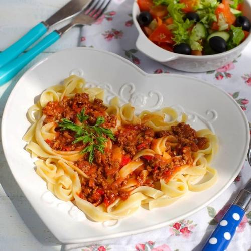 Паста с соусом болоньезе.

