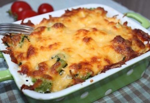 Курица с брокколи, запеченная под сливочным соусом. Курица с брокколи, запеченная под сливочным соусом.